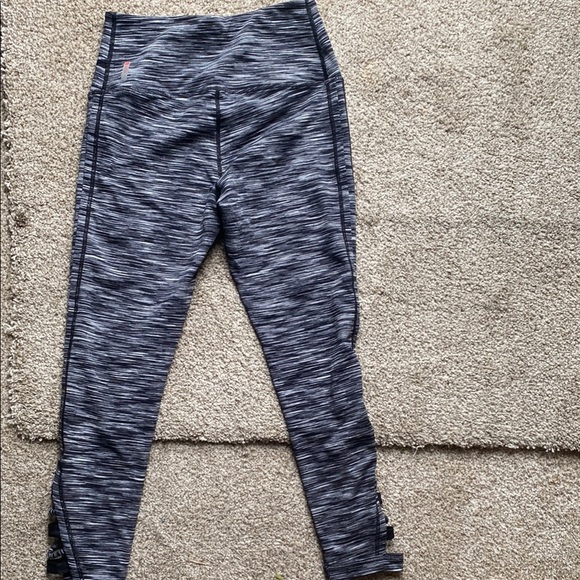 Zella Monochrome Striped Leggings - Picture 5 of 6